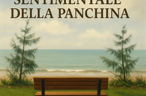 Panchina vuota vista mare tra alberi sottili con testo “Geografia sentimentale della panchina”.